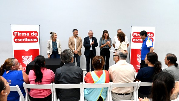 En el HCD, Julio Zamora acompañó a 40 familias de Tigre en una nueva firma de escrituras