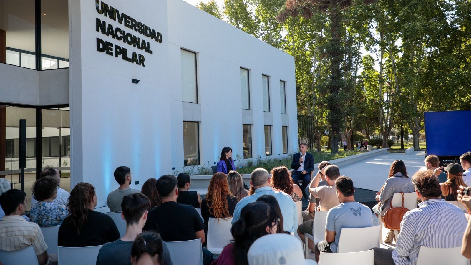 Achával acompañó un ciclo de charlas en el nuevo edificio de la Universidad Nacional de Pilar