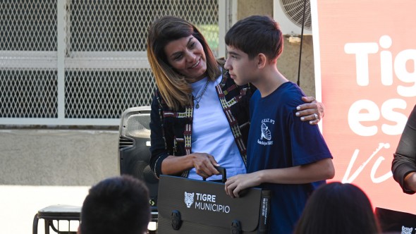 Fortalecimiento educativo: el Municipio de Tigre formalizó la entrega de kits a estudiantes de Ricardo Rojas