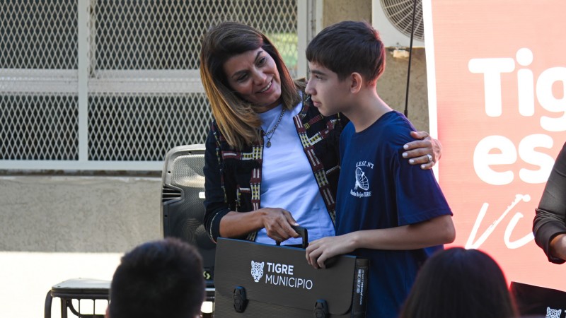 Fortalecimiento educativo: el Municipio de Tigre formalizó la entrega de kits a estudiantes de Ricardo Rojas