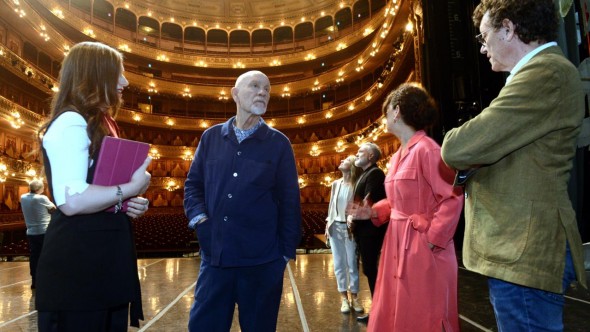 El actor estadounidense John Malkovich paseó por Buenos Aires: subió al mirador del Obelisco y disfrutó de la belleza del Teatro Colón