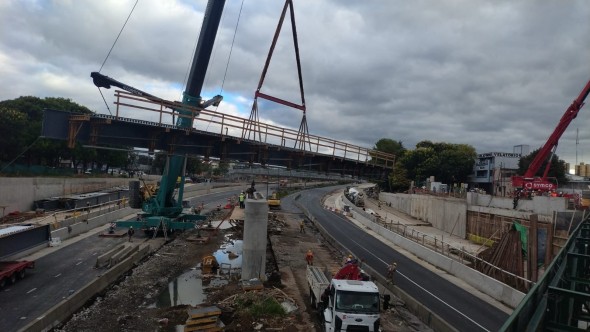 Reabrió la Autopista Dellepiane en ambos sentidos tras montar dos nuevos puentes