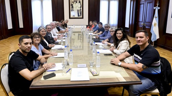 Kicillof recibió a autoridades de la Internacional de Educación y refrentes del sindicalismo global