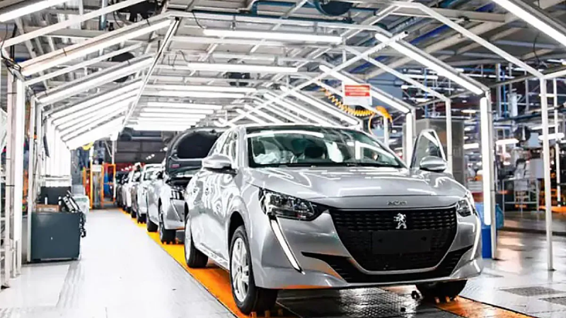 Crisis en la industria automotriz: Peugeot y Toyota recortan turnos y crece el temor por despidos masivos