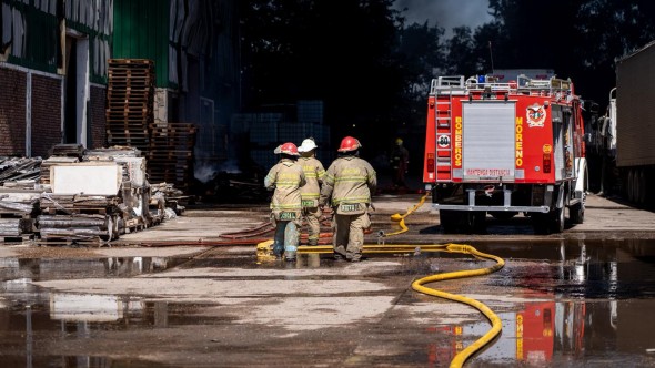 Incendio en Francisco Álvarez: controlaron el fuego en depósito de pinturas y continúa el operativo en Moreno