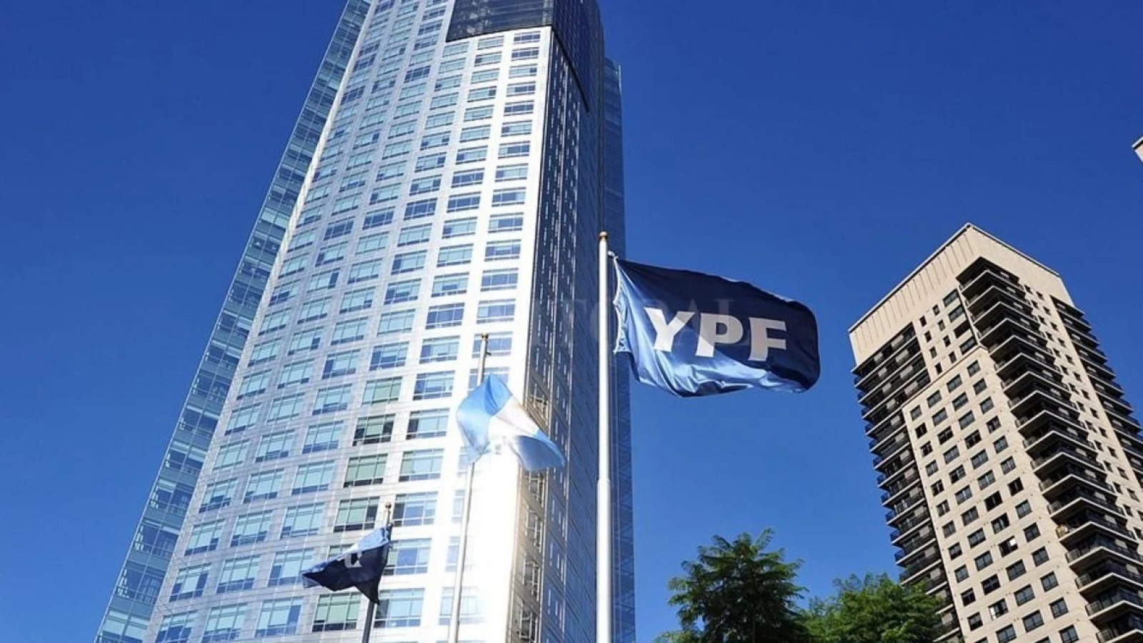 YPF congela precios de nafta y gasoil por 45 días pese a la suba del petróleo internacional
