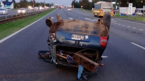 Tragedia en Panamericana: un joven murió tras volcar con su auto a la altura de Pilar