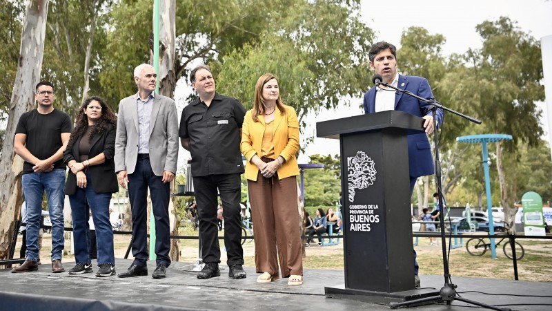 Kicillof inauguró un playón deportivo y un nuevo espacio para la Comisaría de la Mujer