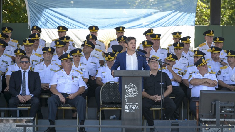 Kicillof encabezó el acto de egreso de 1.547 oficiales de la Policía provincial