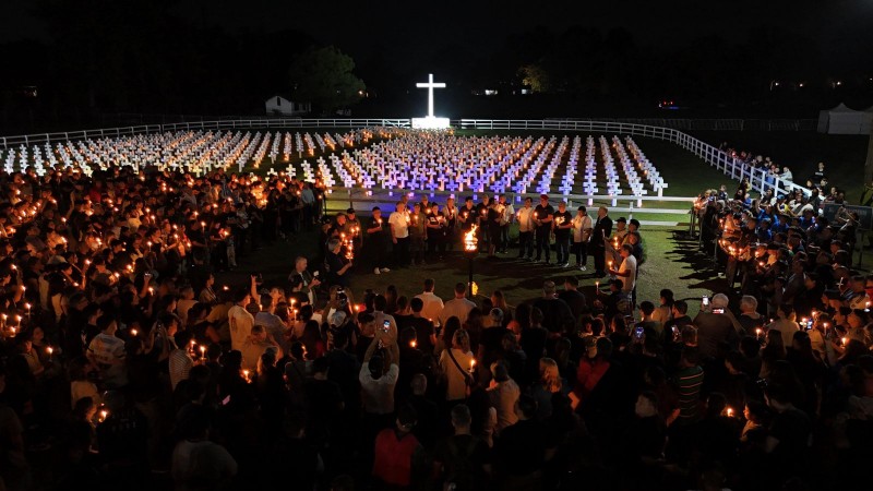 Emotiva vigilia por Malvinas en Pilar: vecinos y veteranos homenajearon a los héroes en el Cenotafio