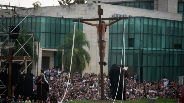 Malvinas Argentinas vivió el Vía Crucis junto a sus comunidades parroquiales