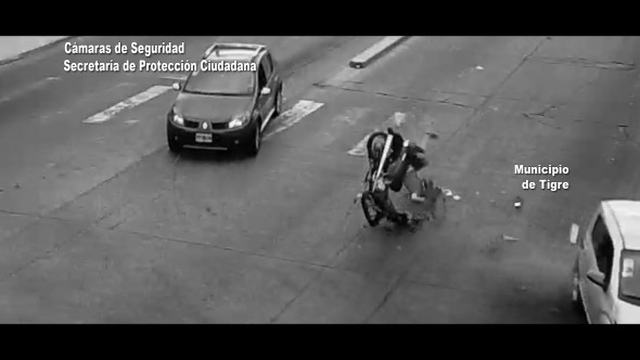 Combo casi trágico: menor de edad, a bordo de una moto, impactó contra un conductor alcoholizado en plena Avenida Perón