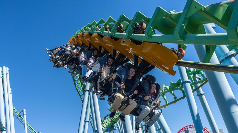 Susto en el Parque de la Costa: falla en una montaña rusa dejó pasajeros varados en altura