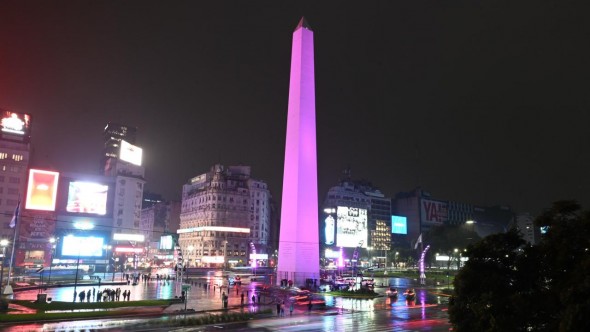 El Obelisco se ilumina de violeta para festejar la clasificación de un equipo argentino al mundial de Counter-Strike