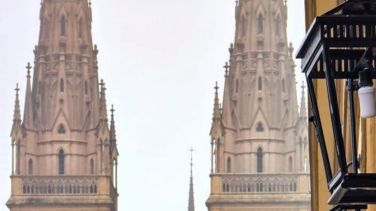 El Municipio de Luján realiza la reconversión de las farolas de la recova