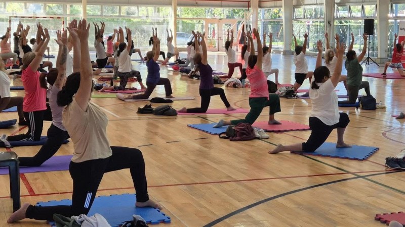 En polideportivos del Municipio de Tigre se llevaron a cabo encuentros de yoga para los vecinos y vecinas