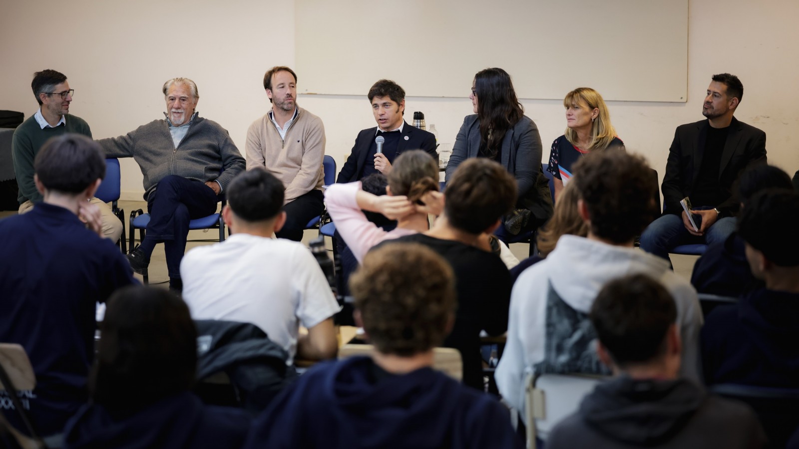 Kicillof participó de una charla con estudiantes sobre las políticas económicas de la dictadura militar