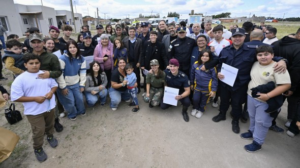 Kicillof entregó viviendas en De la Garma y sumó ambulancia y combi escolar en Gonzales Chaves