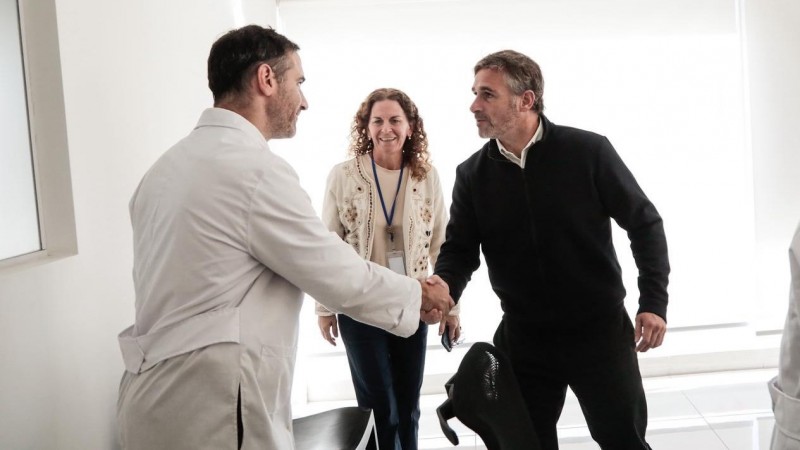 Achával analizó el servicio de neurocirugía del Hospital Central de Pilar junto a profesionales médicos