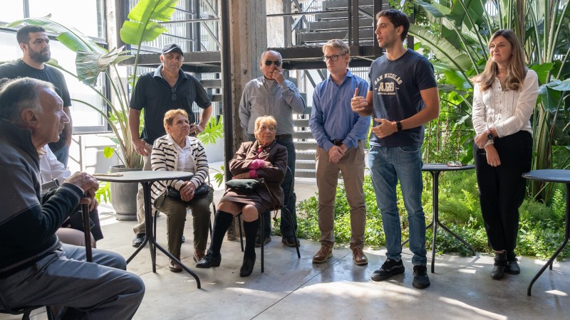 Santiago Passaglia entregó escrituras a familias de San Nicolás y fortaleció la seguridad jurídica de sus viviendas