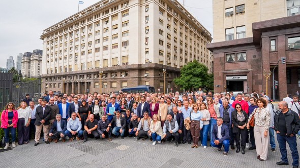 Intendentes de todo el país marcharon al Ministerio de Economía en reclamo por fondos y obras paralizadas