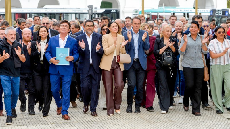 Katopodis, intendentes e intendentas del país le reclamaron a Milei que baje la nafta y haga las obras