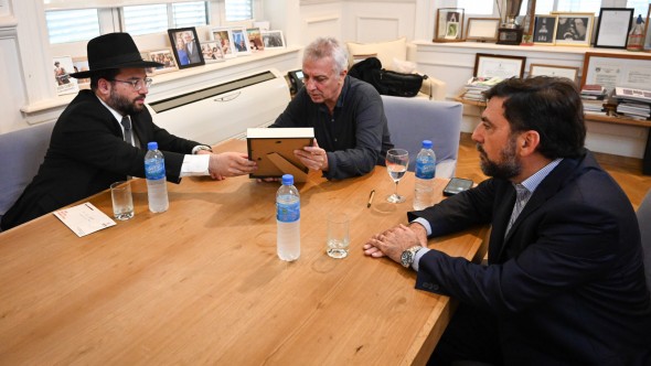 Con motivo de continuar visibilizando el atentado a la AMIA, Julio Zamora recibió en Tigre al gran rabino Eliahu Hamra