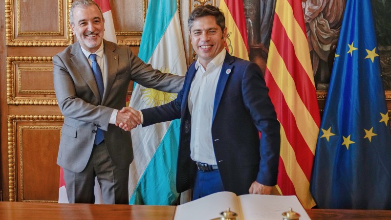 Kicillof se reunió con el alcalde de Barcelona