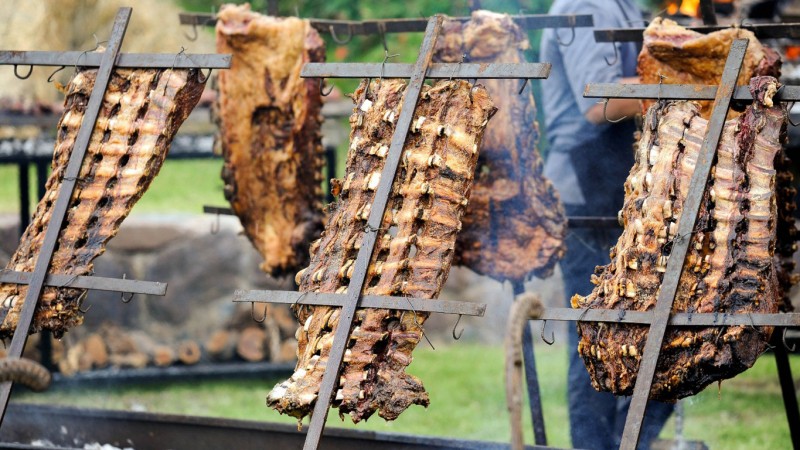 Espora: el pueblo cerca de Buenos Aires ideal para comer asado a la cruz y desconectar del ruido