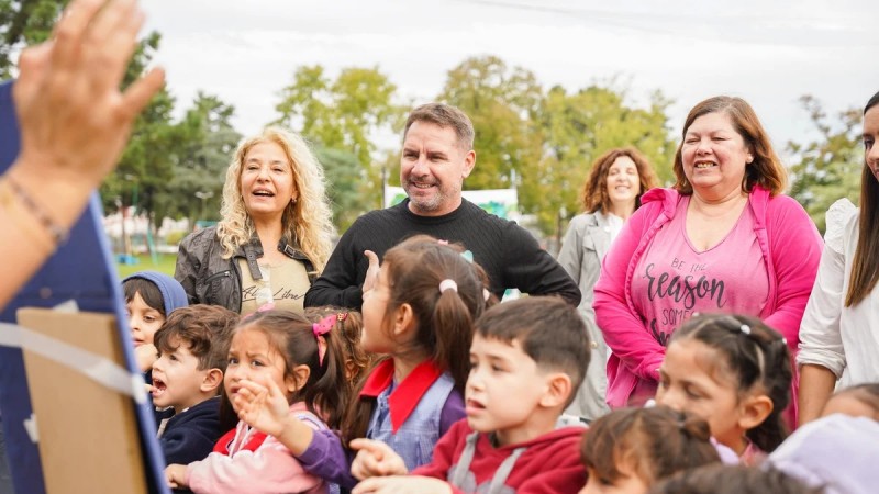 Pablo Descalzo encabezó la entrega de juegos y materiales didácticos a jardines de Ituzaingó