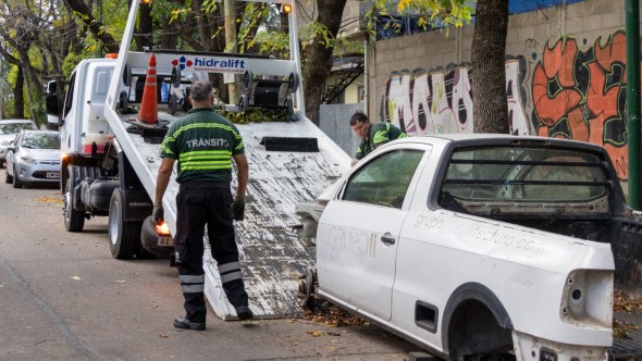 San Isidro amplía su flota de grúas y refuerza controles en la vía pública para retirar autos abandonados
