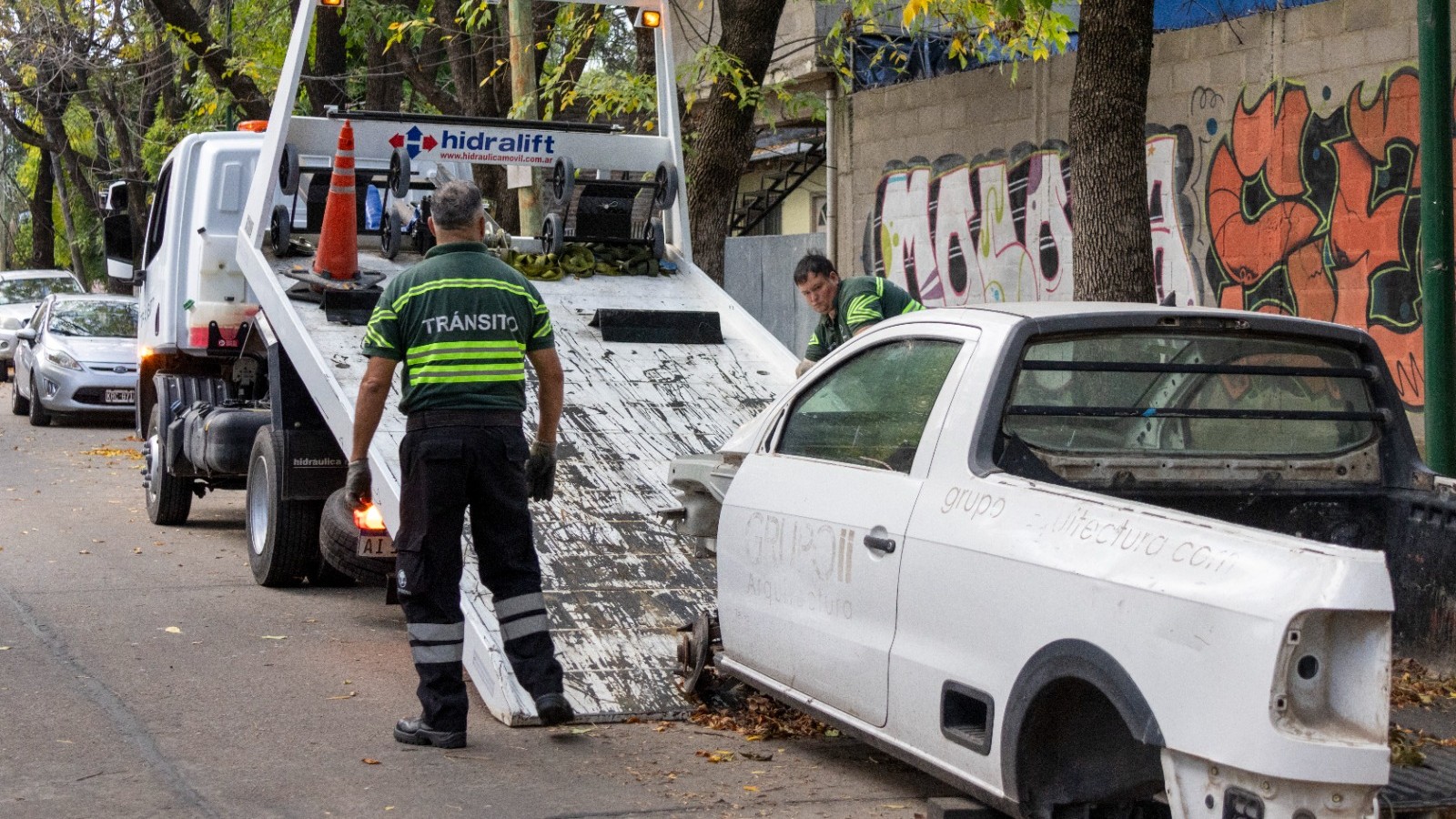 San Isidro amplía su flota de grúas y refuerza controles en la vía pública para retirar autos abandonados