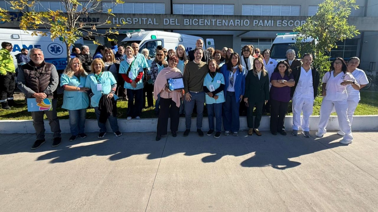 La Municipalidad entregó tres nuevas ambulancias al Hospital del Bicentenario y un aporte económico a su cooperadora