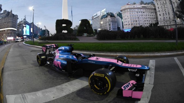 Presentaron en el Obelisco el auto de Fórmula 1 que usará mañana Franco Colapinto en Palermo