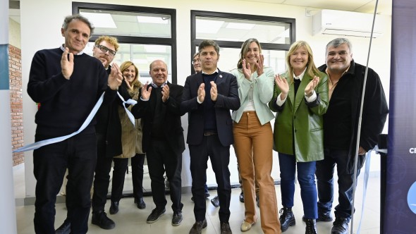 Kicillof inauguró la ampliación de un centro universitario y entregó escrituras gratuitas