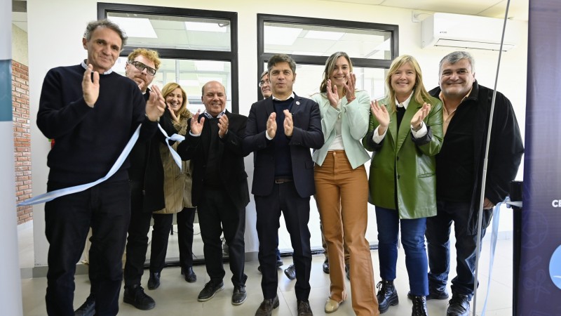 Kicillof inauguró la ampliación de un centro universitario y entregó escrituras gratuitas