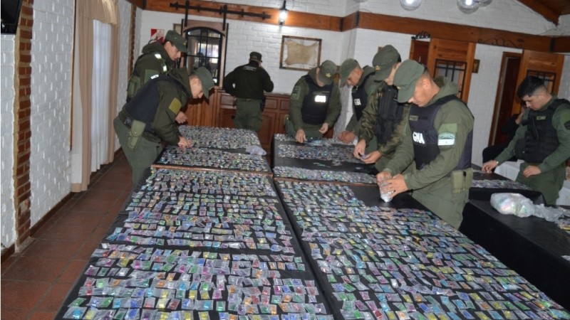 Un "pasamanos" de estupefacientes en la vía pública terminó con un allanamiento y dos detenidos en la ciudad de Tierras Altas