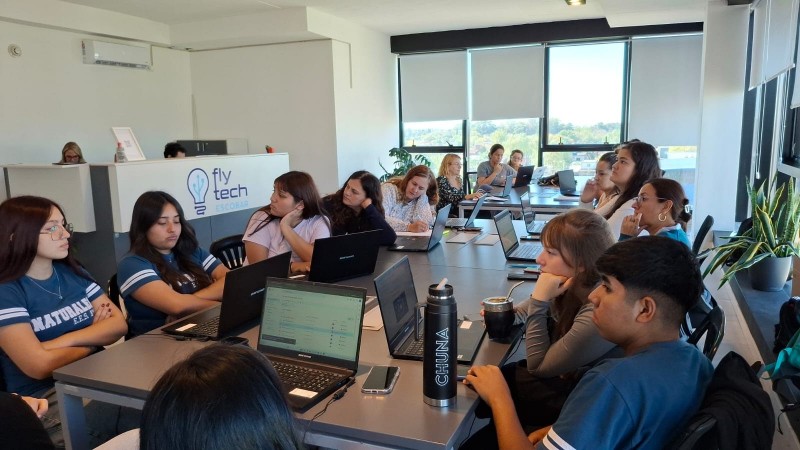 Polo FlyTech: decenas de jóvenes se capacitan en habilidades digitales y emprendimientos