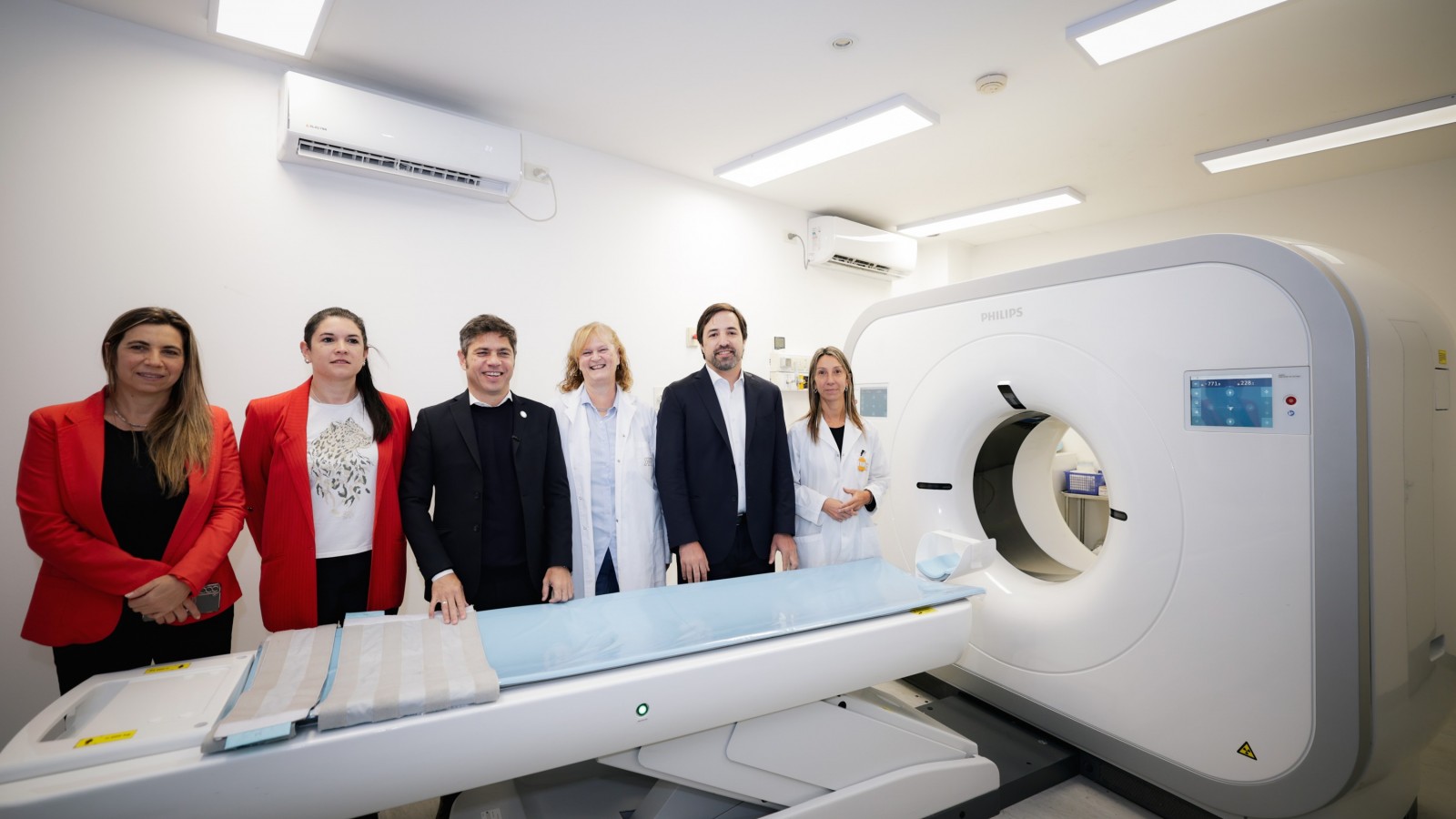 Kicillof recorrió nuevas instalaciones en el Hospital Rossi de La Plata y visitó el depósito de Medicamentos Bonaerenses