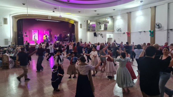 Con la presencia de centenares de vecinos, el Municipio organizó una nueva jornada de "La Nocturna Peña" en Tigre centro
