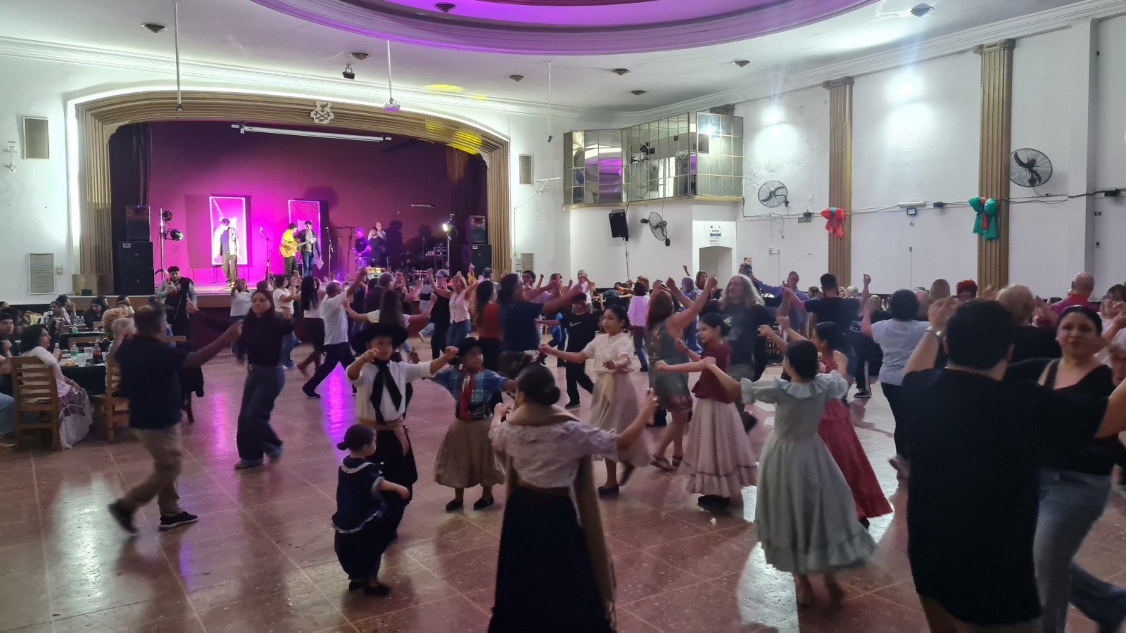 Con la presencia de centenares de vecinos, el Municipio organizó una nueva jornada de "La Nocturna Peña" en Tigre centro
