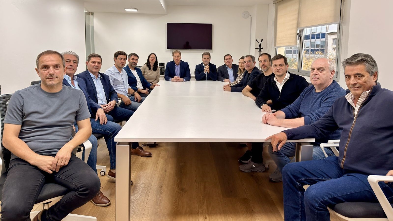 Santilli se reunió con intendentes del PRO y lanzó un mensaje de apertura electoral hacia 2027