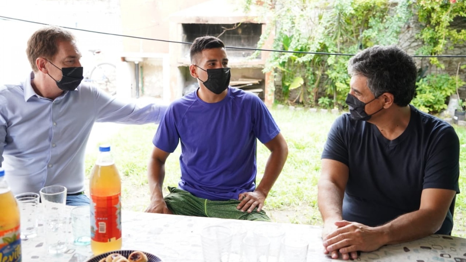 Jorge Macri, Diego Santilli y Andres Petrillo junto a vecinos en San Martín