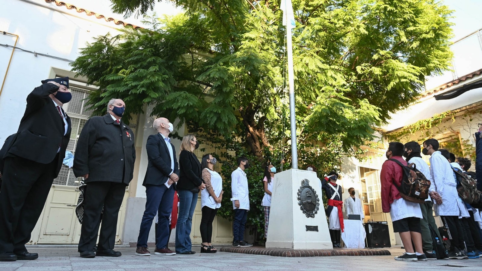 Rodríguez Larreta participó del izamiento de la bandera en la Escuela "Juan Crisóstomo Lafinur” para conmemorar el 40° aniversario de la Guerra de Malvinas