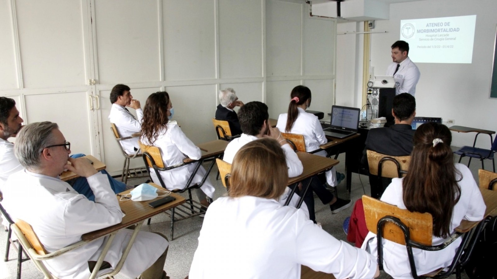 El prestigioso cirujano Vicente Gutiérrez Maxwell visitó a residentes del Hospital Larcade de San Miguel