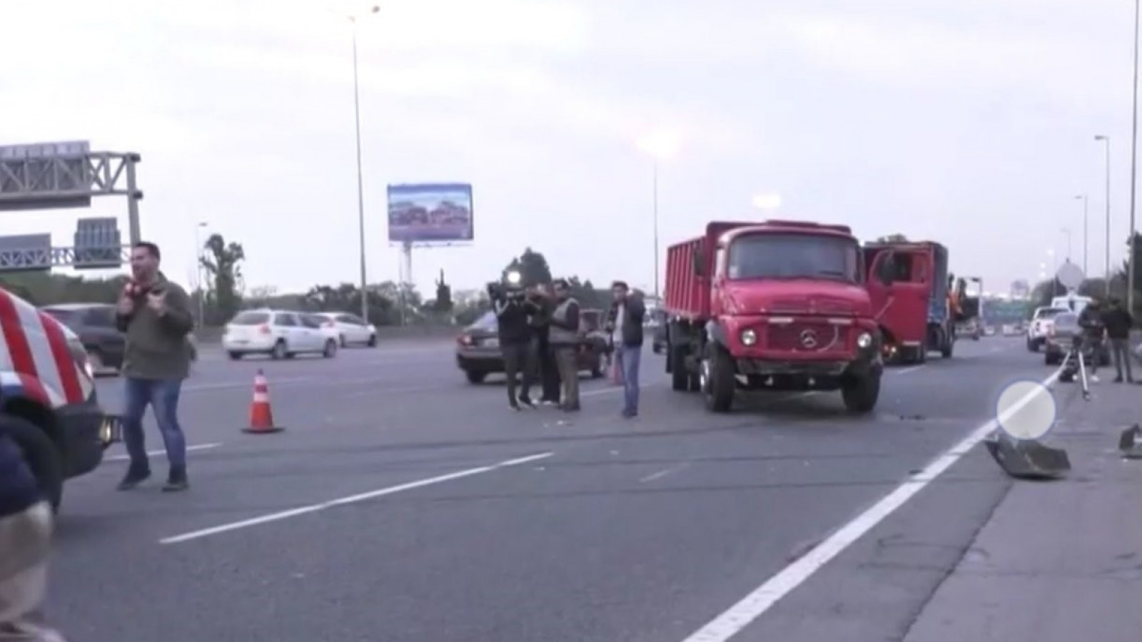 Dos personas resultaron heridas tras el choque de un camión y un auto en la Panamericana