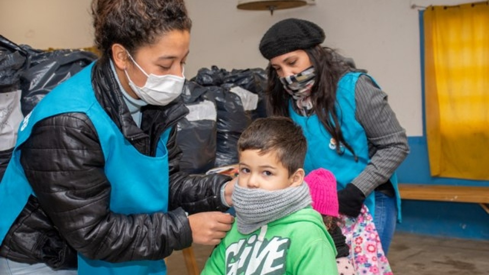 San Nicolás continúa con la entrega de donaciones de la campaña del frío