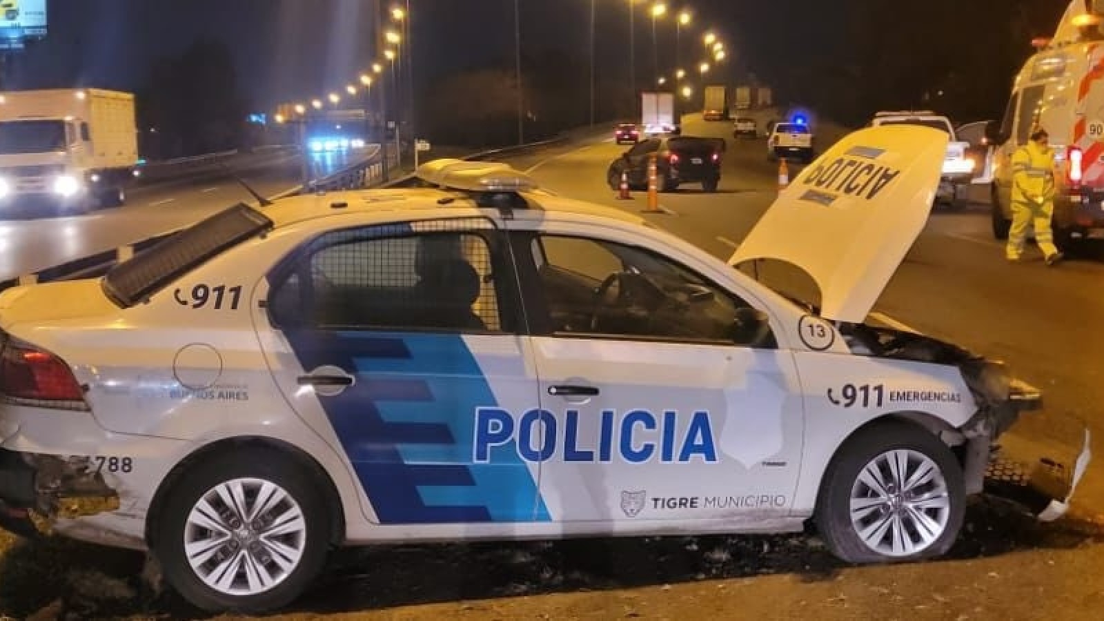 Tres detenidos y dos policías heridos tras un choque, tiroteo y persecución por la Panamericana