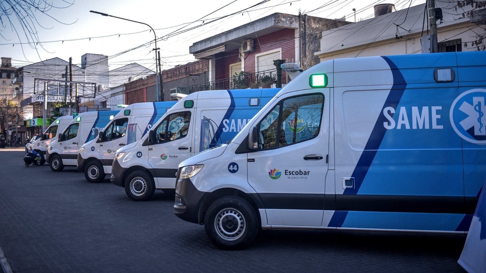 Ariel Sujarchuk y Beto Ramil entregaron las seis nuevas ambulancias que adquirió la Municipalidad de Escobar para fortalecer el sistema de salud