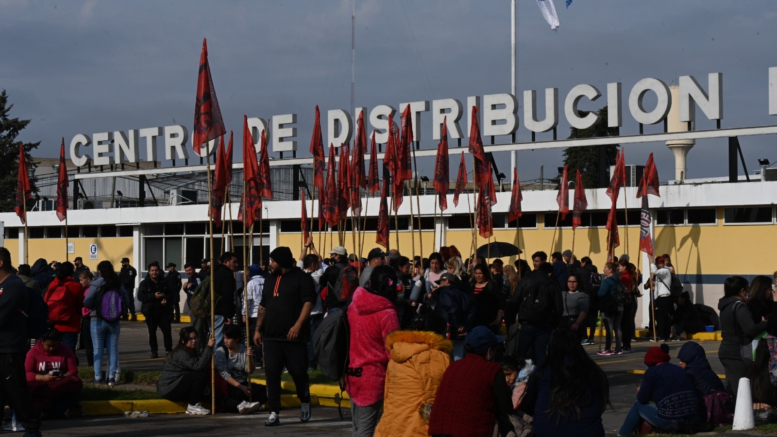 Organizaciones de izquierda acampan frente a la empresa Arcor en El Talar